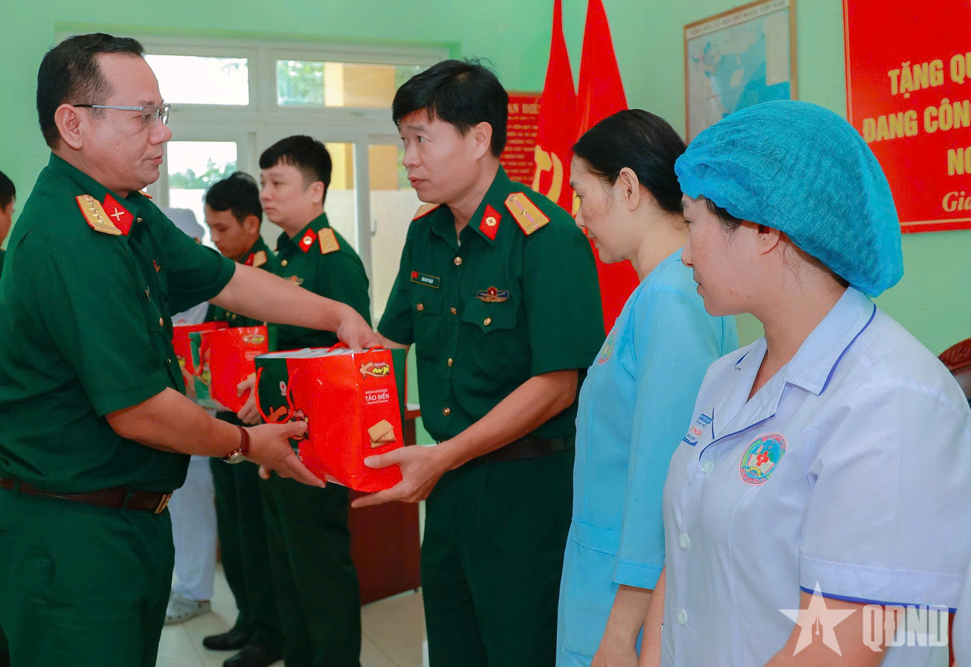 Cục Hậu cần - Kỹ thuật (Quân đoàn 34): Thăm, tặng quà gia đình chính sách, quân nhân điều trị bệnh dài ngày